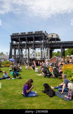 Le famiglie potranno godersi il sole primaverile allo skilift del fiume Anderton Boat e al festival del vapore all'incrocio tra il fiume Mersey e il fiume Trent e Mersey Foto Stock