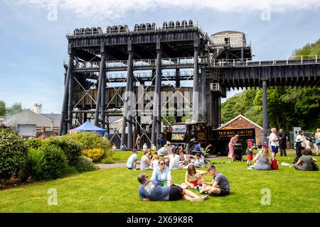 Le famiglie potranno godersi il sole primaverile allo skilift del fiume Anderton Boat e al festival del vapore all'incrocio tra il fiume Mersey e il fiume Trent e Mersey Foto Stock