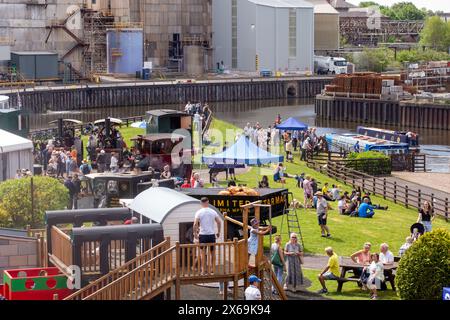 Le famiglie potranno godersi il sole primaverile allo skilift del fiume Anderton Boat e al festival del vapore all'incrocio tra il fiume Mersey e il fiume Trent e Mersey Foto Stock