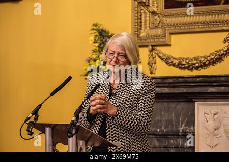 SALISBURY, Regno Unito, 13 maggio 2024, la giornalista britannica Kate Adie in visita a Salisbury per parlare della sua carriera, che si estende per cinque decenni e l'ha portata nelle regioni più volatili del mondo. I suoi resoconti di grandi conflitti come la guerra del Golfo, la guerra delle Falkland, le proteste di piazza Tienanmen e la guerra bosniaca furono spesso i primi a portare le realtà della guerra nei salotti, sfidando il mondo a sedersi e ascoltare. Crediti: John Rose Photography/Alamy Live News Foto Stock