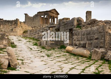 Rovine dell'antico campidoglio romano sul territorio dell'antica città di Dougga nell'area della moderna Tunisia. Foto Stock