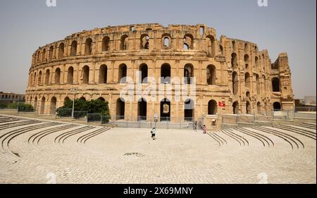 Antico anfiteatro El Jem sotto il cielo tunisino azzurro Foto Stock