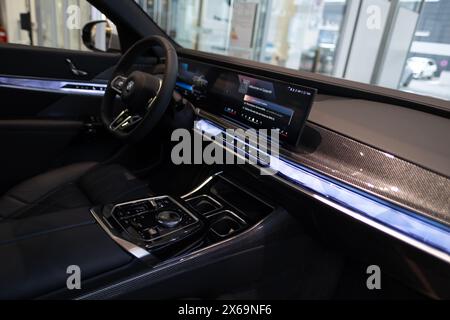 Interni neri, volante bmw 7er Limousine G70, lussuosa e potente berlina completamente elettrica bmw i7, veicoli elettrici, tecnologia avanzata nel settore automobilistico Foto Stock