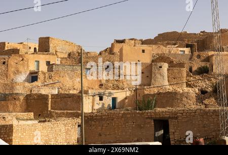 Antico villaggio berbero sulle colline nel governatorato di Gabes, Tunisia Foto Stock