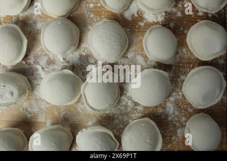 Primo piano di gnocchi congelati su una lavagna. Sfondo del cibo. Piatti tradizionali nazionali. Foto Stock