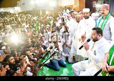 India. 13 maggio 2024. PATNA, INDIA - 13 MAGGIO: Il leader della RJD Tejashwi Yadav si rivolge durante una manifestazione pubblica per le elezioni di Lok Sabha presso il S.K. Memorial Hall il 13 maggio 2024 a Patna, India. (Foto di Santosh Kumar/Hindustan Times/Sipa USA) credito: SIPA USA/Alamy Live News Foto Stock