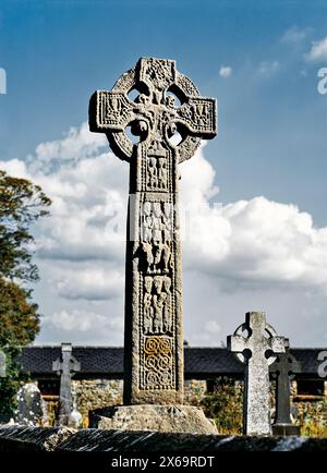 Drumcliff, antica croce cristiana celtica nel cimitero. Contea di Sligo, Irlanda. Vicino alla tomba del poeta W. B. Yeats Foto Stock