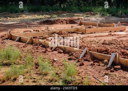 Cassaforma in legno per la fondazione di una lastra di cemento Foto Stock