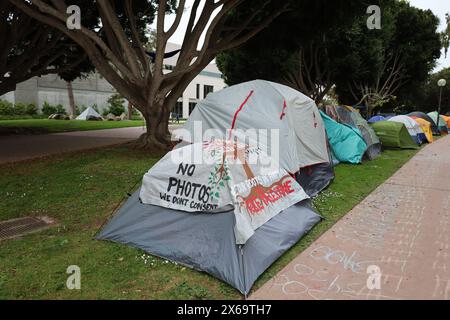 Santa Barbara, California, U.S.A. 11 maggio 2024. Università della California, Santa Barbara (UCSB) accampamento Pro-Palestine/Pro-Hamas/Anti-Israele non autorizzato. Un cartello su una tenda dice: "Nessuna foto non acconsentiamo". La maggior parte delle tende sono vuote. SUL marciapiede ci sono segni di gesso che contano il numero di morti in Palestina. Nel campo non c'è alcun monumento o cartellone in onore delle vittime israeliane dell'attacco di Hamas del 7 ottobre, e molti sostengono che non sia mai accaduto o sia stato giustificato. (Immagine di credito: © Amy Katz/ZUMA Press Wire) SOLO PER USO EDITORIALE! Non per USO commerciale! Foto Stock