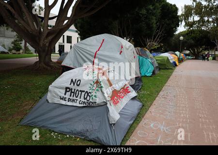 Santa Barbara, California, U.S.A. 11 maggio 2024. Università della California, Santa Barbara (UCSB) accampamento Pro-Palestine/Pro-Hamas/Anti-Israele non autorizzato. Un cartello su una tenda dice: "Nessuna foto non acconsentiamo". La maggior parte delle tende sono vuote. SUL marciapiede ci sono segni di gesso che contano il numero di morti in Palestina. Nel campo non c'è alcun monumento o cartellone in onore delle vittime israeliane dell'attacco di Hamas del 7 ottobre, e molti sostengono che non sia mai accaduto o sia stato giustificato. (Immagine di credito: © Amy Katz/ZUMA Press Wire) SOLO PER USO EDITORIALE! Non per USO commerciale! Foto Stock