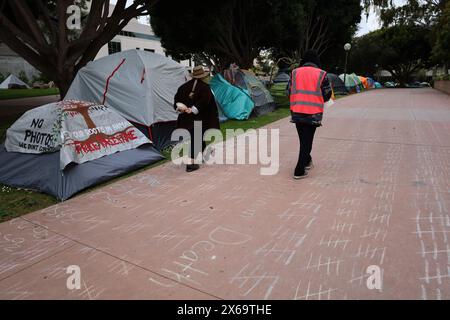 Santa Barbara, California, U.S.A. 11 maggio 2024. Università della California, Santa Barbara (UCSB) accampamento Pro-Palestine/Pro-Hamas/Anti-Israele non autorizzato. Un cartello su una tenda dice: "Nessuna foto non acconsentiamo". La maggior parte delle tende sono vuote. SUL marciapiede ci sono segni di gesso che contano il numero di morti in Palestina. Nel campo non c'è alcun monumento o cartellone in onore delle vittime israeliane dell'attacco di Hamas del 7 ottobre, e molti sostengono che non sia mai accaduto o sia stato giustificato. Due manifestanti che non sono altrimenti affiliati all'UCSB controllano i parametri del campo e molestano chiunque non lo faccia Foto Stock