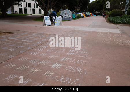 Santa Barbara, California, U.S.A. 11 maggio 2024. Università della California, Santa Barbara (UCSB) accampamento Pro-Palestine/Pro-Hamas/Anti-Israele non autorizzato. Un cartello su una tenda dice: "Nessuna foto non acconsentiamo". La maggior parte delle tende sono vuote. SUL marciapiede ci sono segni di gesso che contano il numero di morti in Palestina. Nel campo non c'è alcun monumento o cartellone in onore delle vittime israeliane dell'attacco di Hamas del 7 ottobre, e molti sostengono che non sia mai accaduto o sia stato giustificato. (Immagine di credito: © Amy Katz/ZUMA Press Wire) SOLO PER USO EDITORIALE! Non per USO commerciale! Foto Stock