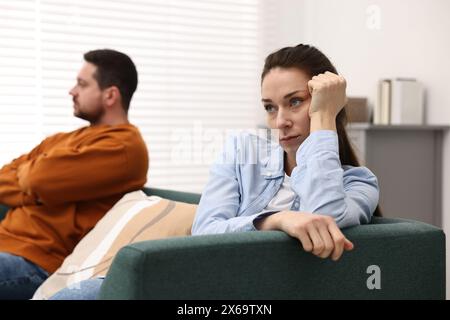 Coppia offesa che si ignorano a vicenda dopo litigi al chiuso, attenzione selettiva. Problemi di relazione Foto Stock