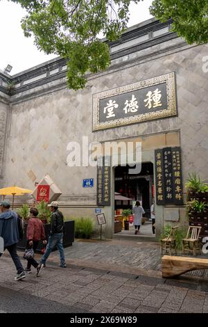 Hangzhou , Cina, 12 maggio 2024: Persone che camminano in via Qing Hefang. Si tratta di una famosa attrazione turistica a Hangzhou, in Cina Foto Stock