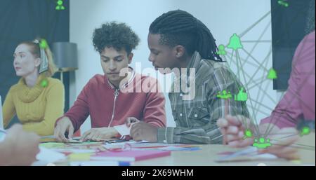 Immagine di icone connesse che si formano in tutto il mondo su diversi colleghi che condividono idee in ufficio Foto Stock