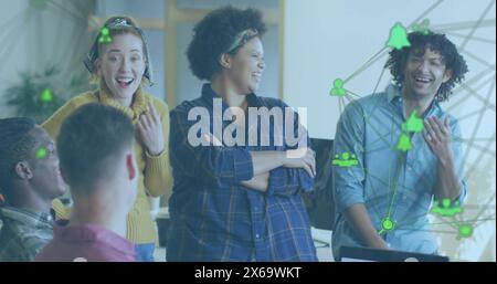 Immagine di icone connesse che formano globi su diversi colleghi sorridenti durante la discussione dei report Foto Stock