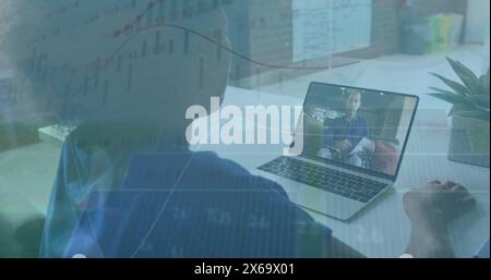 Il collega birazziale in camicia blu usa un laptop, parla con un collega afroamericano Foto Stock