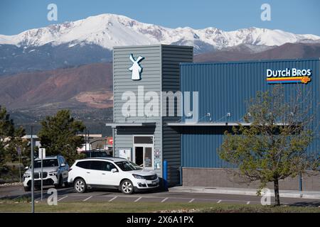 Dutch Bros, famosa catena di negozi di caffè di Colorado Springs, Colorado. Serve caffè caldo e freddo e bevande energetiche attraverso il piccolo drive Foto Stock