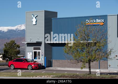 Dutch Bros, famosa catena di negozi di caffè di Colorado Springs, Colorado. Serve caffè caldo e freddo e bevande energetiche attraverso il piccolo drive Foto Stock