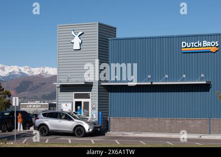 Dutch Bros, famosa catena di negozi di caffè di Colorado Springs, Colorado. Serve caffè caldo e freddo e bevande energetiche attraverso il piccolo drive Foto Stock