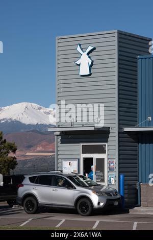 Dutch Bros, famosa catena di negozi di caffè di Colorado Springs, Colorado. Serve caffè caldo e freddo e bevande energetiche attraverso il piccolo drive Foto Stock