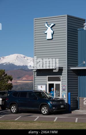 Dutch Bros, famosa catena di negozi di caffè di Colorado Springs, Colorado. Serve caffè caldo e freddo e bevande energetiche attraverso il piccolo drive Foto Stock