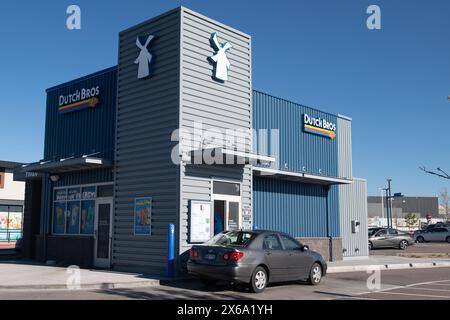 Dutch Bros, famosa catena di negozi di caffè di Colorado Springs, Colorado. Serve caffè caldo e freddo e bevande energetiche attraverso il piccolo drive Foto Stock