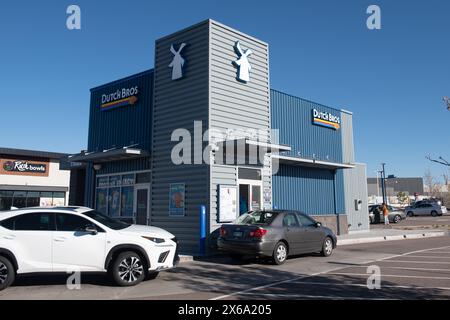 Dutch Bros, famosa catena di negozi di caffè di Colorado Springs, Colorado. Serve caffè caldo e freddo e bevande energetiche attraverso il piccolo drive Foto Stock