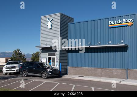Dutch Bros, famosa catena di negozi di caffè di Colorado Springs, Colorado. Serve caffè caldo e freddo e bevande energetiche attraverso il piccolo drive Foto Stock