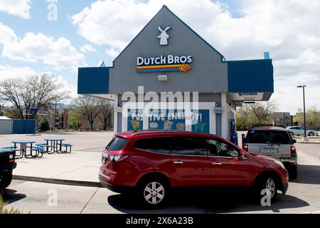 Dutch Bros, famosa catena di negozi di caffè di Colorado Springs, Colorado. Serve caffè caldo e freddo e bevande energetiche attraverso il piccolo drive Foto Stock