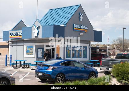 Dutch Bros, famosa catena di negozi di caffè di Colorado Springs, Colorado. Serve caffè caldo e freddo e bevande energetiche attraverso il piccolo drive Foto Stock