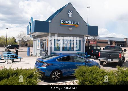 Dutch Bros, famosa catena di negozi di caffè di Colorado Springs, Colorado. Serve caffè caldo e freddo e bevande energetiche attraverso il piccolo drive Foto Stock