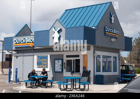 Dutch Bros, famosa catena di negozi di caffè di Colorado Springs, Colorado. Serve caffè caldo e freddo e bevande energetiche attraverso il piccolo drive Foto Stock