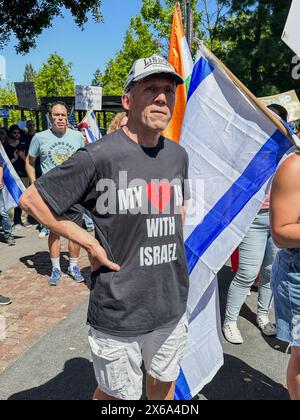 Palo alto, California, U.S.A. 12 maggio 2024. Un uomo con una maglietta che dice "il mio cuore spezzato è con Israele” è molto emozionale ascoltando discorsi mentre centinaia di ebrei si uniscono a indù, musulmani, cinesi e altri alleati in un Counter-Rally all'Università di Stanford in occasione della festa dell'indipendenza d'Israele e della festa della mamma in un raduno interreligioso organizzato da un gruppo studentesco ebreo. Questo era all'estremità della Piazza Bianca, dove i manifestanti pro-palestinesi hanno allestito un accampamento di tende e hanno organizzato una manifestazione in cui hanno chiesto "Intifada” contro Israele, hanno preso in giro gli ebrei e hanno dichiarato: "We Wil Foto Stock