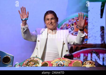 New York, Stati Uniti. 13 maggio 2024. La pugile irlandese Katie Taylor arriva sul palco all'Apollo Theatre durante la conferenza stampa in promozione per il prossimo incontro di pugilato Jake Paul vs. Mike Tyson, New York, 13 maggio 2024. I due pugili si affronteranno il 20 luglio 2024 ad Arlington, Texas, e saranno disponibili per la visione degli abbonati Netflix. (Foto di Anthony Behar/Sipa USA) credito: SIPA USA/Alamy Live News Foto Stock