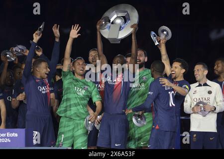 Kylian Mbappe, portiere del PSG Keylor Navas, Danilo Pereira, Marquinhos del PSG e compagni di squadra celebrano la vittoria del PSG nei campionati di Ligue 1 durante la cerimonia dei trofei dopo la partita di calcio della Ligue 1 tra il Paris Saint-Germain e il Toulouse FC il 12 maggio 2024 allo stadio Parc des Princes di Parigi, Francia Foto Stock