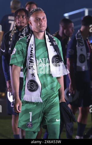 Il portiere del PSG Keylor Navas e i compagni di squadra celebrano la vittoria del PSG ai campionati di Ligue 1 durante la cerimonia dei trofei dopo la partita di calcio della Ligue 1 tra il Paris Saint-Germain e il Tolosa FC il 12 maggio 2024 allo stadio Parc des Princes di Parigi, in Francia Foto Stock