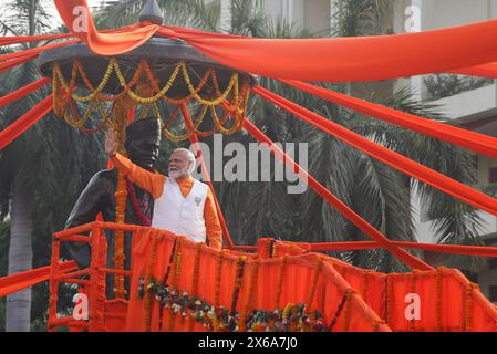 Varanasi, India. 13 maggio 2024. Il primo ministro Narendra modi si rivolge ai suoi sostenitori durante un roadshow come parte di una manifestazione elettorale. Credito: SOPA Images Limited/Alamy Live News Foto Stock