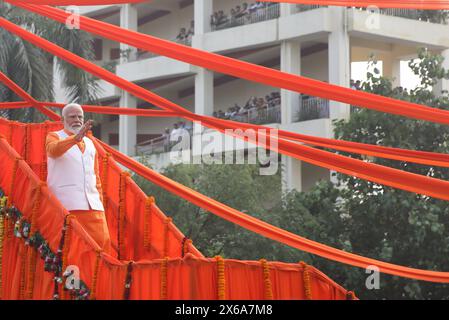 Varanasi, India. 13 maggio 2024. Il primo ministro Narendra modi si rivolge ai suoi sostenitori durante un roadshow come parte di una manifestazione elettorale. Credito: SOPA Images Limited/Alamy Live News Foto Stock