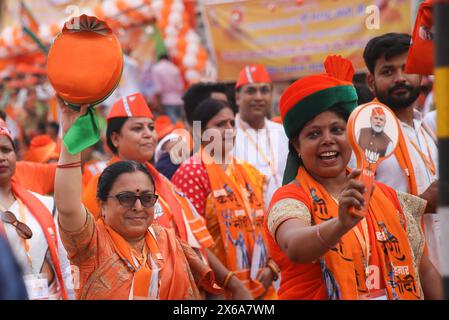 Varanasi, India. 13 maggio 2024. I sostenitori del Bharatiya Janata Party (BJP) gridano slogan durante il roadshow del primo ministro Narendra modi come parte di una campagna elettorale. (Foto di Prabhat Mehrotra/SOPA Images/Sipa USA) credito: SIPA USA/Alamy Live News Foto Stock