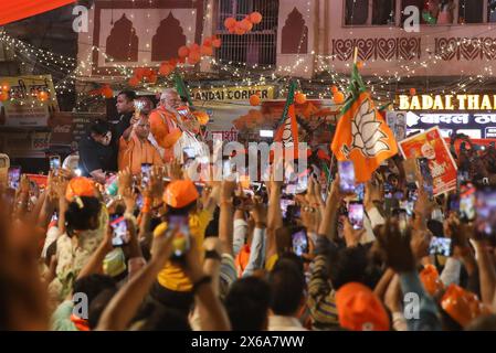 Varanasi, India. 13 maggio 2024. Il primo ministro indiano Narendra modi e il primo ministro dell'Uttar Pradesh Yogi Adityanath si rivolgono ai sostenitori del Bharatiya Janata Party (BJP) durante un roadshow come parte di una manifestazione elettorale. (Foto di Prabhat Mehrotra/SOPA Images/Sipa USA) credito: SIPA USA/Alamy Live News Foto Stock