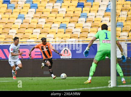 Non esclusivo: LEOPOLI, UCRAINA - 11 MAGGIO 2024 - Defender Oleksandr Tymchyk (L) della Dinamo Kyiv e centrocampista Kevin (C) dello Shakhtar Donetsk sono SEE Foto Stock