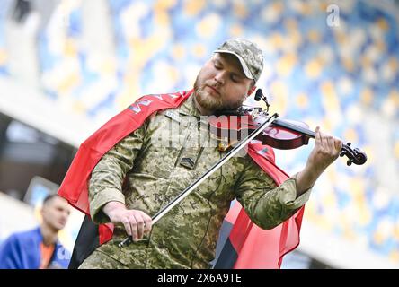 Non esclusiva: LEOPOLI, UCRAINA - 11 MAGGIO 2024 - Sergente Junior del 59° Yakiv Handziuk Brigata motorizzata di fanteria separata Moisei Bondarenko esibirsi Foto Stock