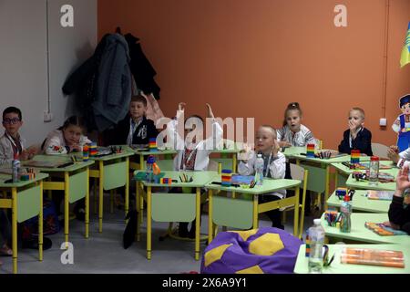 Non esclusiva: CHARKIV, UCRAINA - 13 MAGGIO 2024 - gli studenti partecipano a una lezione in una scuola sotterranea a Charkiv, Ucraina nord-orientale. Foto Stock