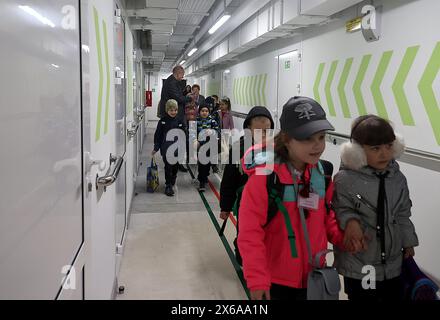 Non esclusiva: CHARKIV, UCRAINA - 13 MAGGIO 2024 - gli studenti sono visti nel corridoio di una scuola sotterranea a Charkiv, Ucraina nord-orientale. Foto Stock