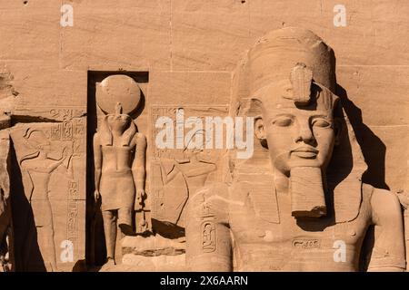 Abu Simbel, Egitto: Vista esterna delle maestose statue di Ramsete II che ornano la facciata del famoso tempio Abu Simbel nell'alto Egitto. Foto Stock