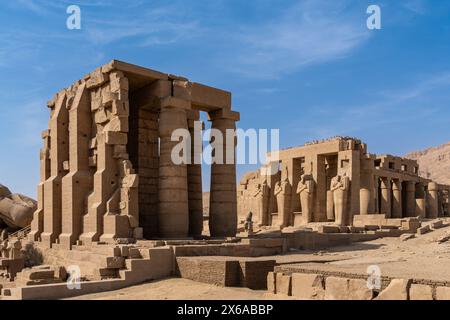 Luxor, Egitto: Vista esterna del famoso Ramesseum, il tempio commemorativo del faraone Ramses II nel Luxor westbank nell'alto Egitto senza alcun touri Foto Stock