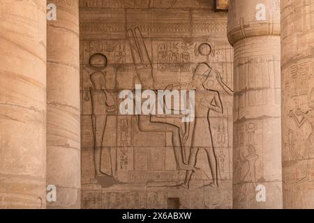 Luxor, Egitto - novembre 26 2023: Antichi geroglifici, decorano l'interno del Ramesseum, il tempio commemorativo del faraone Ramses II nel Luxor Foto Stock