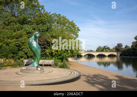 Hyde Park London, scultura ISIS sulla riva del Serpentine, rappresenta la dea egiziana della maternità, eretta nel 2012 per raccogliere fondi Foto Stock