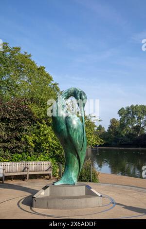 Hyde Park London, scultura ISIS sulla riva del Serpentine, rappresenta la dea egiziana della maternità, eretta nel 2012 per raccogliere fondi Foto Stock